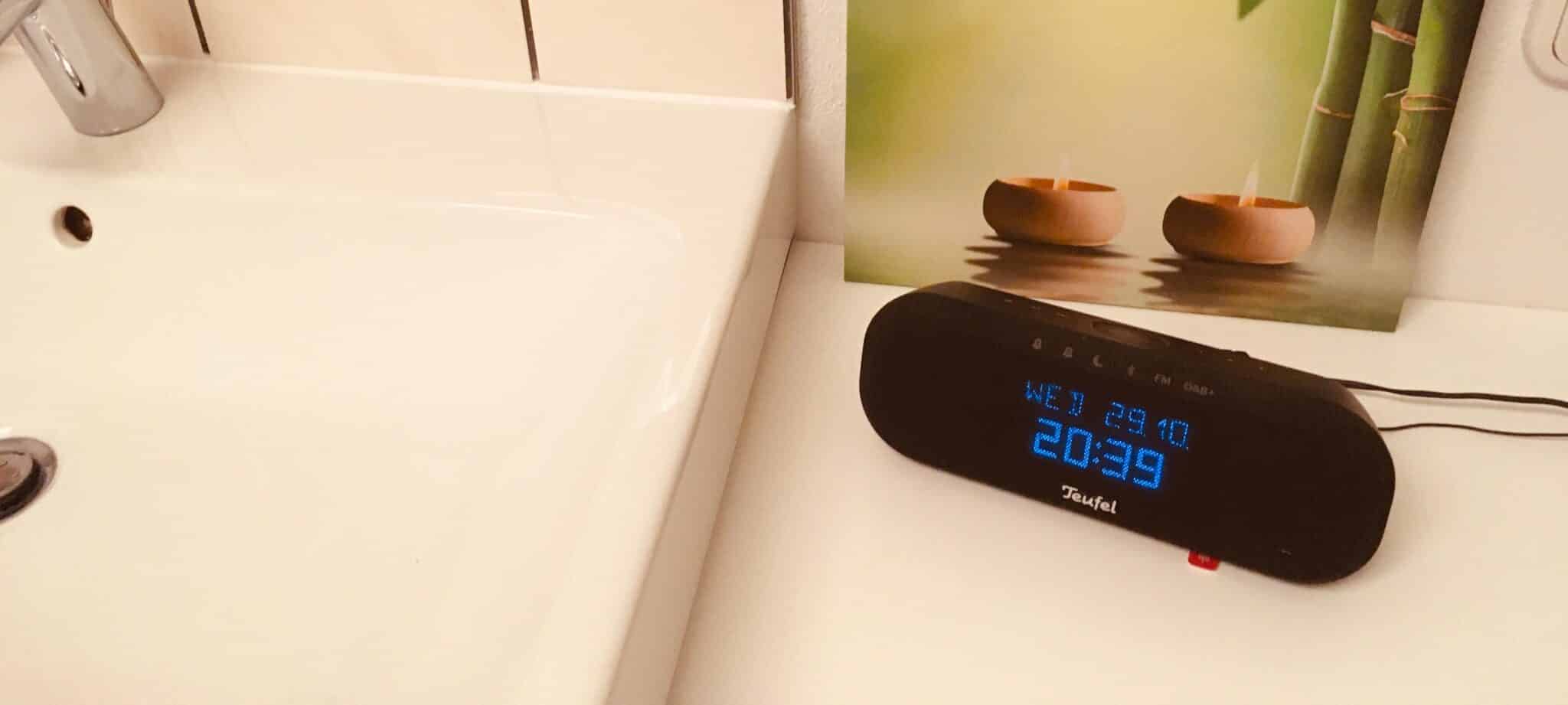 Radio One Test im Badezimmer: Digitaler Teufel-Radiowecker neben Waschbecken und Spa-Deko