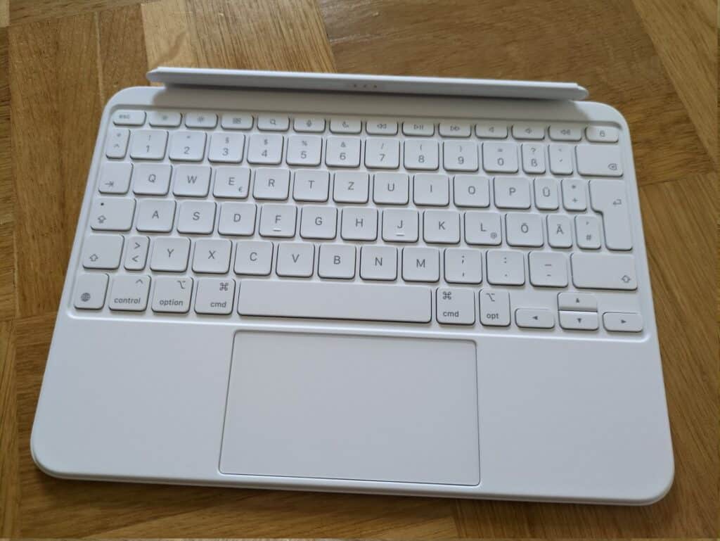 Keyboard-Cover Tastatur für Tablet mit großem Trackpad in Weiß, aufgenommen auf Holztisch.